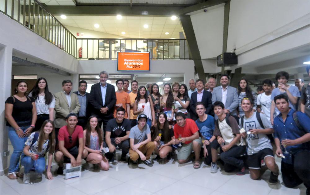 Brindan bienvenida a nuevos jóvenes estudiantes de pregrado