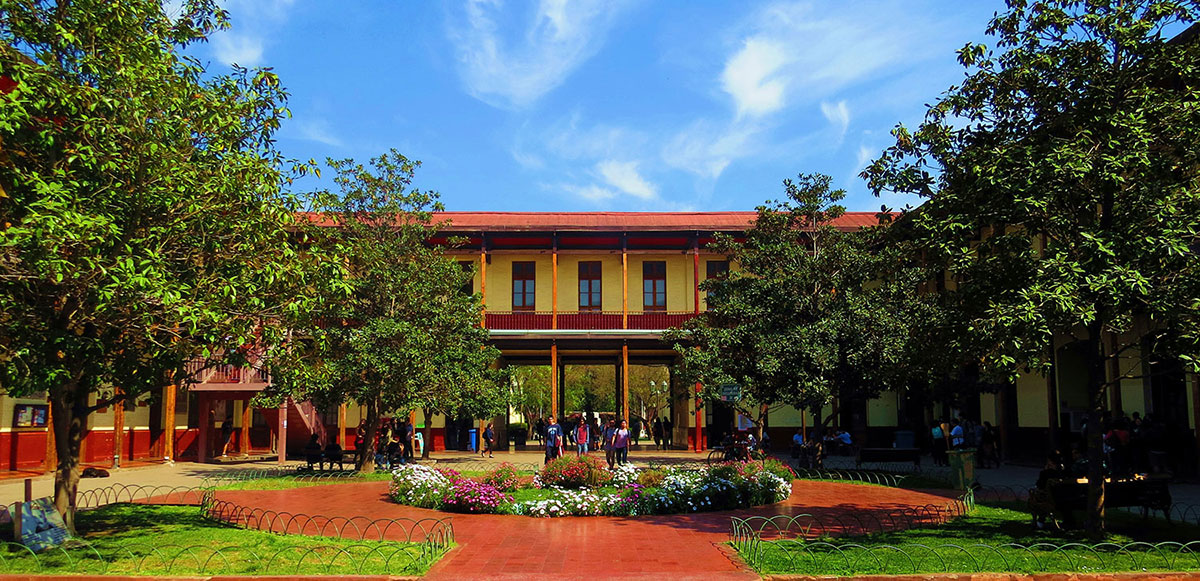 A la Comunidad Universitaria