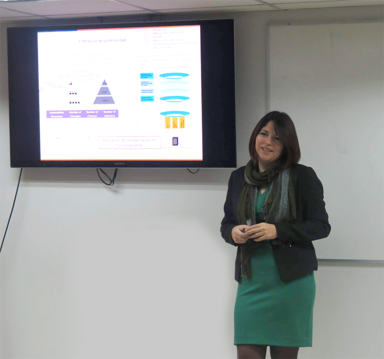 (Español) Dra. Andrea Espinoza propone una nueva mirada medioambiental a la optimización de sistemas