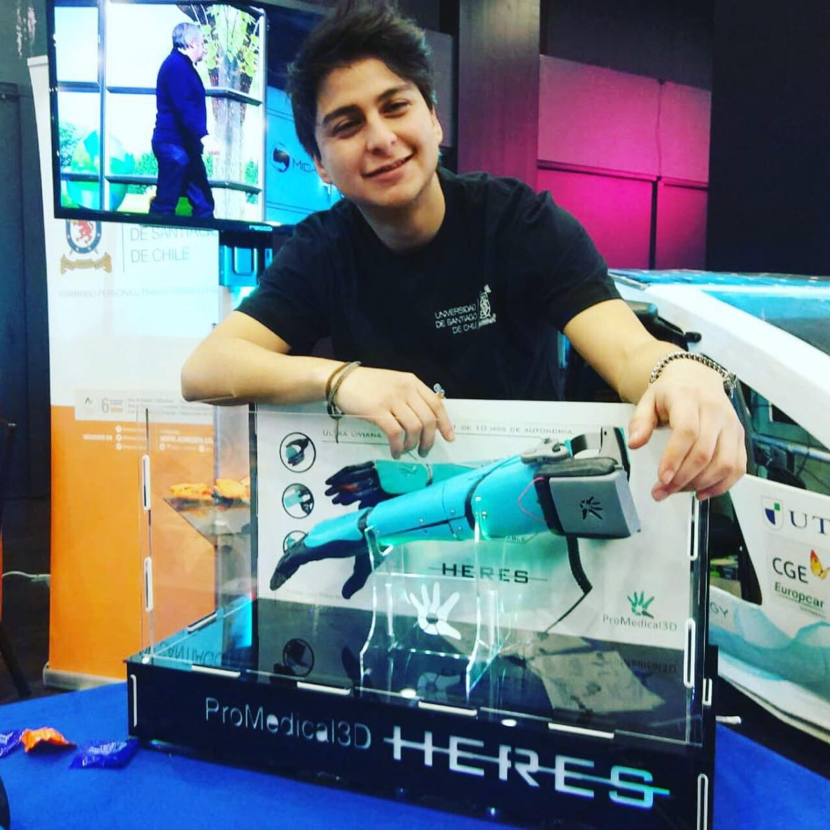 Leind participa en feria robótica con su grupo de makers, mostrando proyectos tecnológicos desarrollados por sus estudiantes