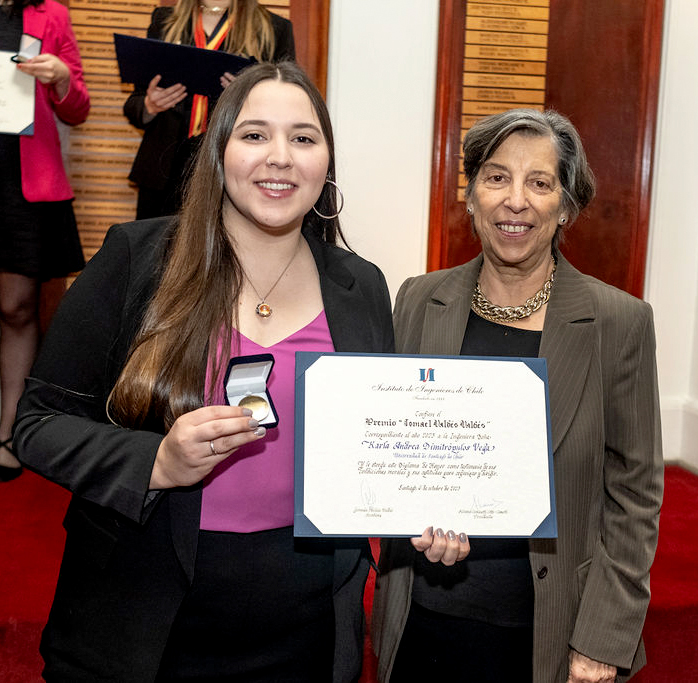 Premio a egresada de Ingeniería Civil Industrial Karla Dimitrópulos